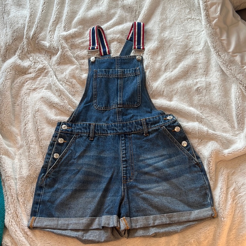 Forever 21 vintage overall jean shorts size M